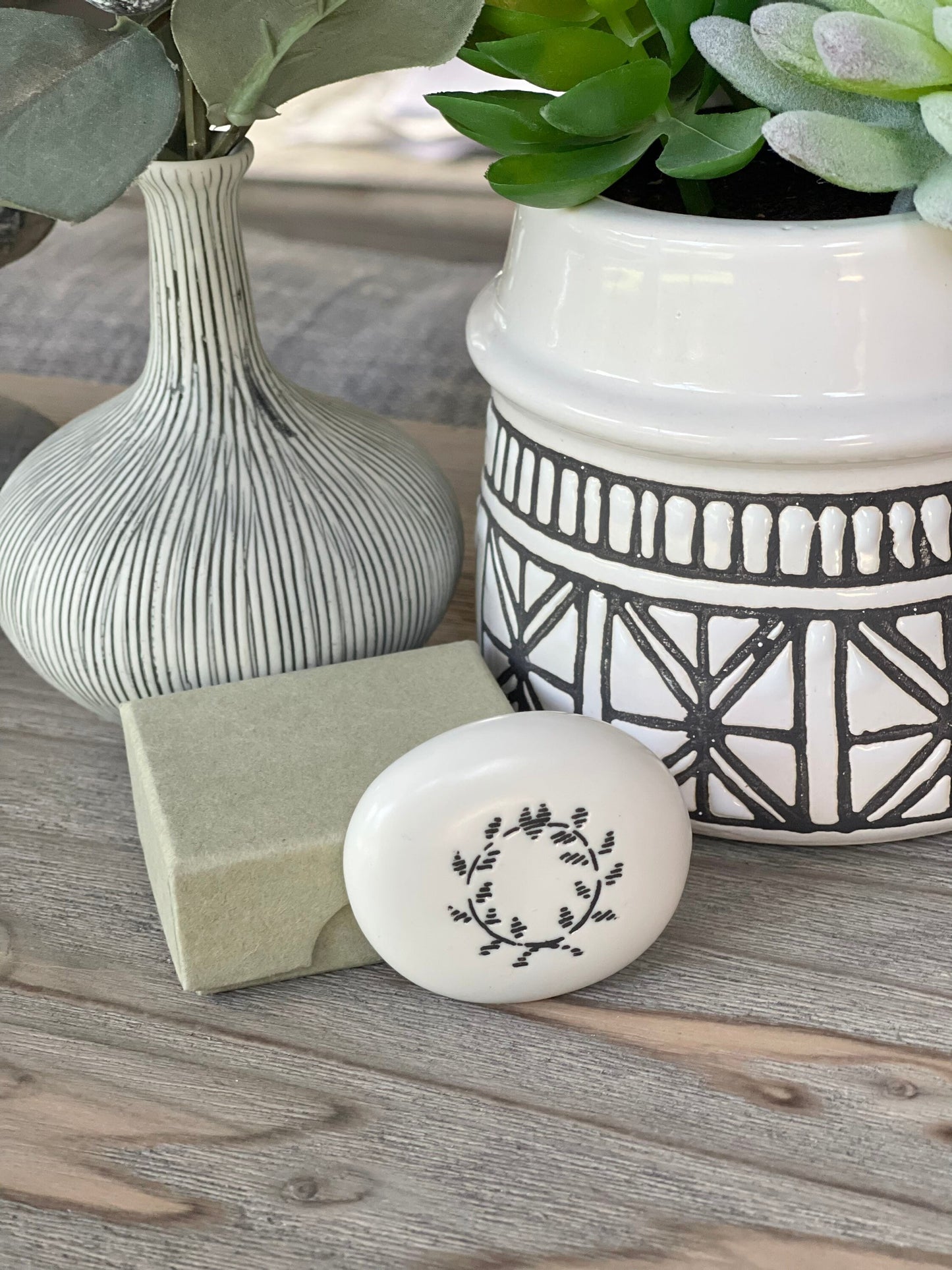 Porcelain Pebble with Giftbox - Special Friend