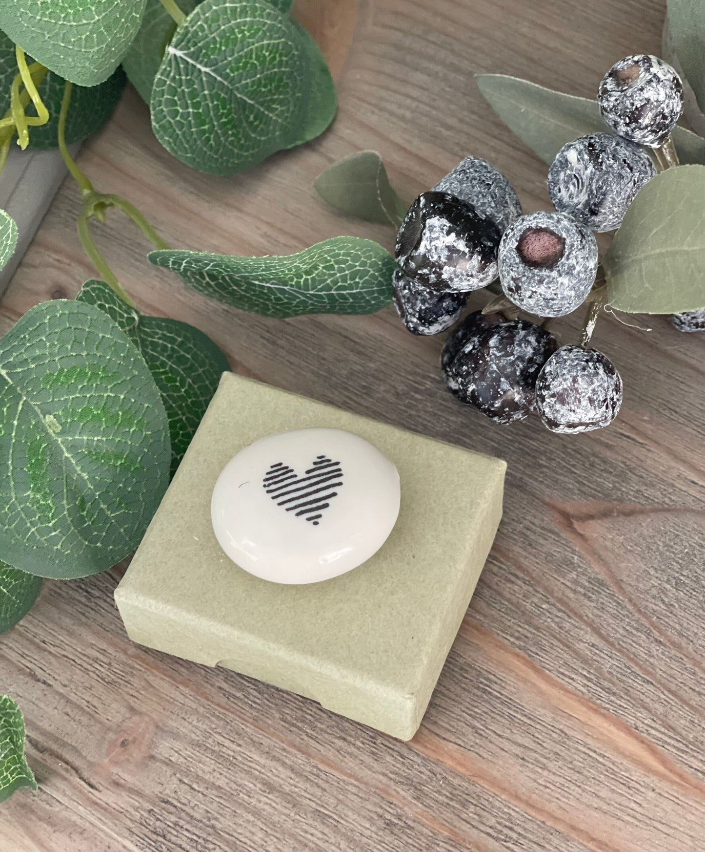 Porcelain Pebble with giftbox - Love you