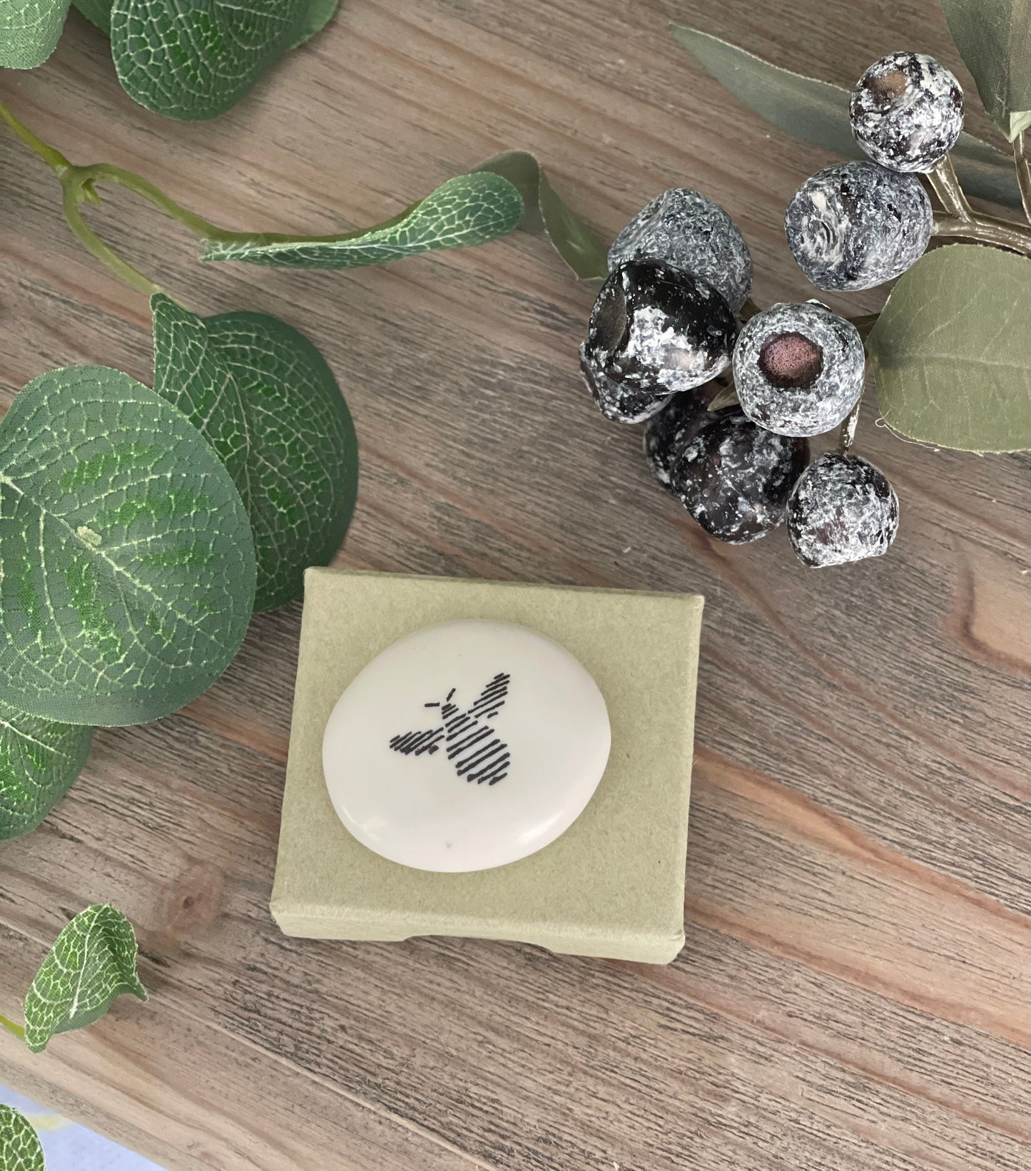 Porcelain Pebble with Giftbox - Be Yourself