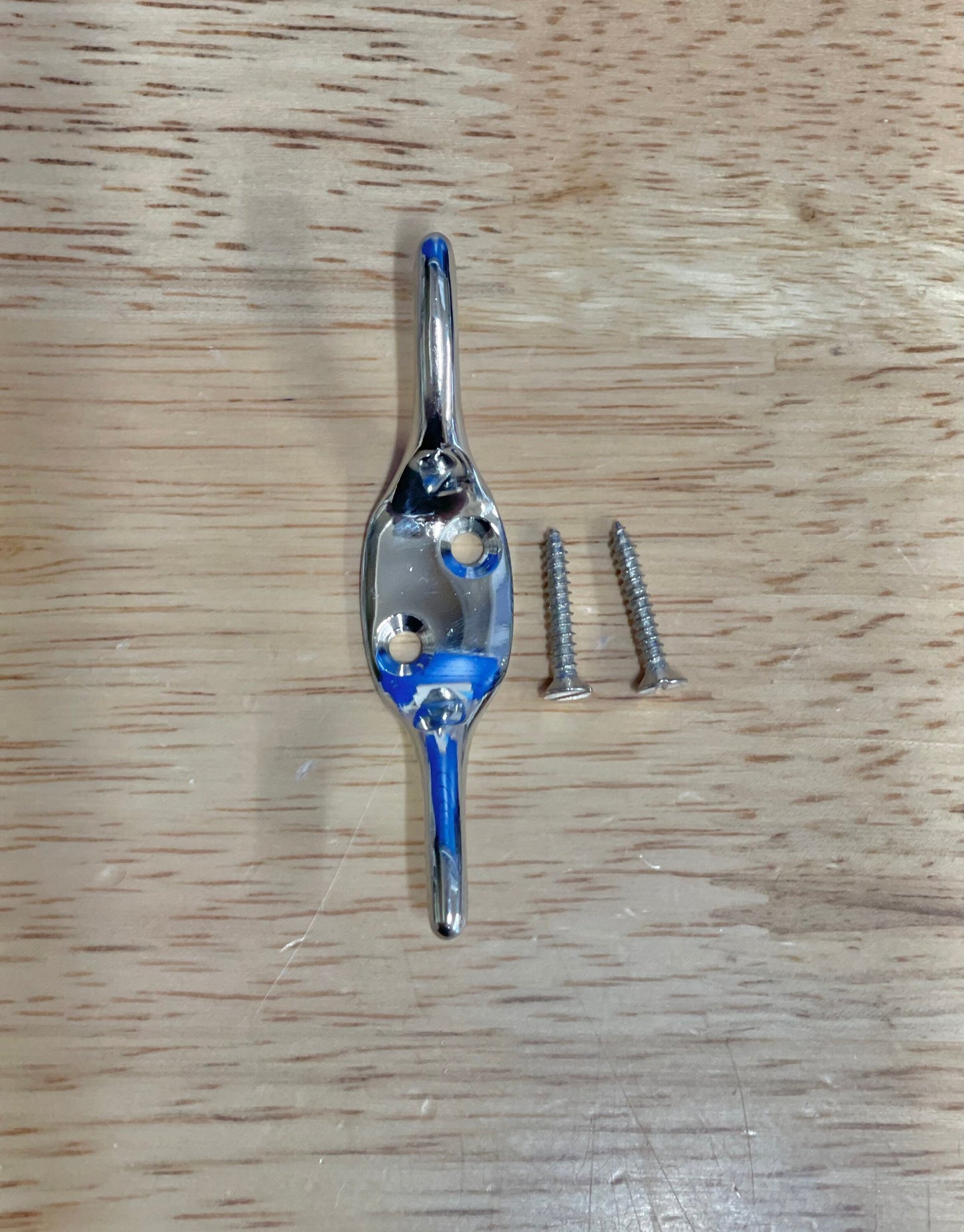 Roman blind metal cleat hook with 2 matching screws.  Available in 7 colours.