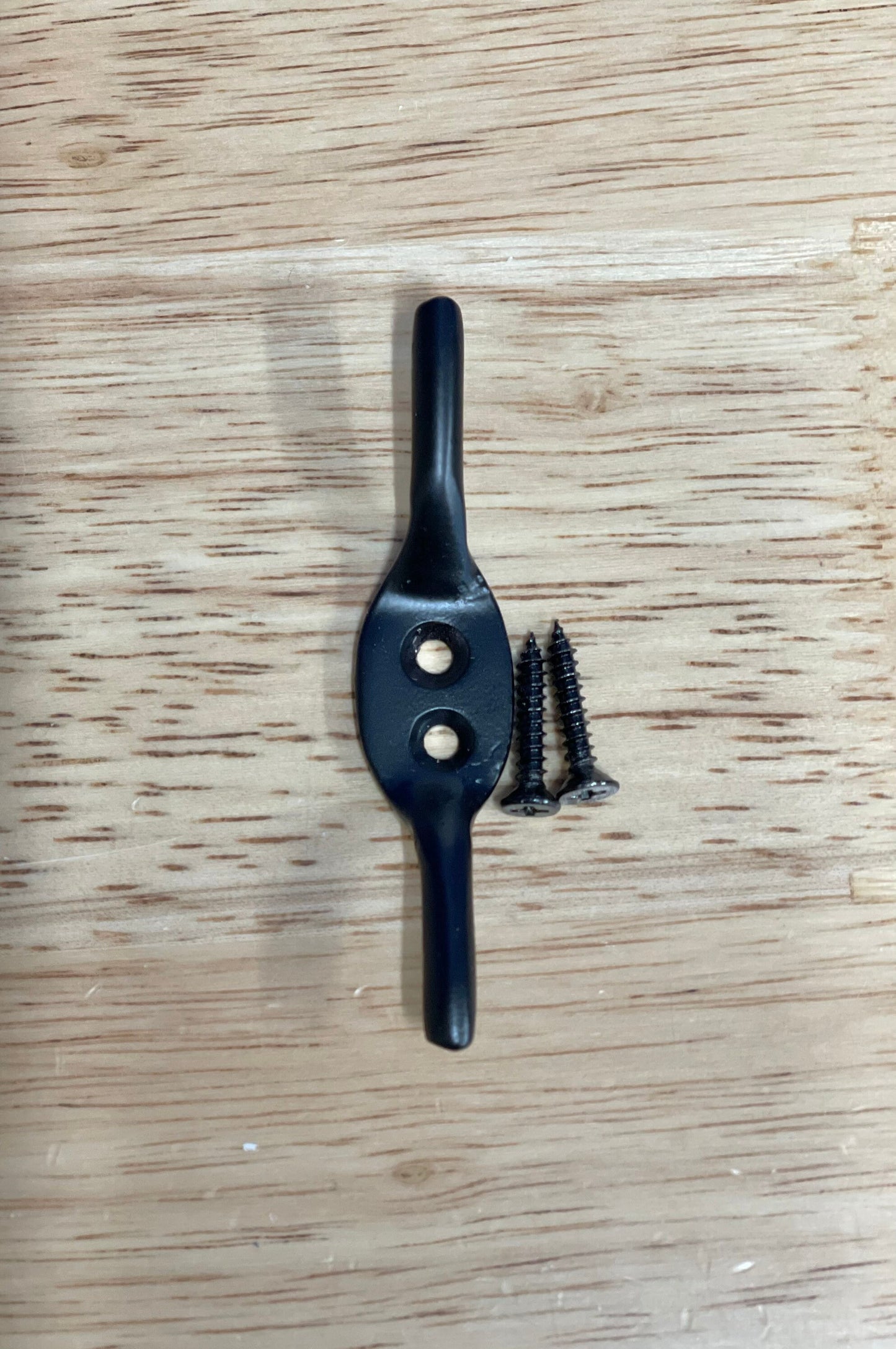 Roman blind metal cleat hook with 2 matching screws.  Available in 7 colours.