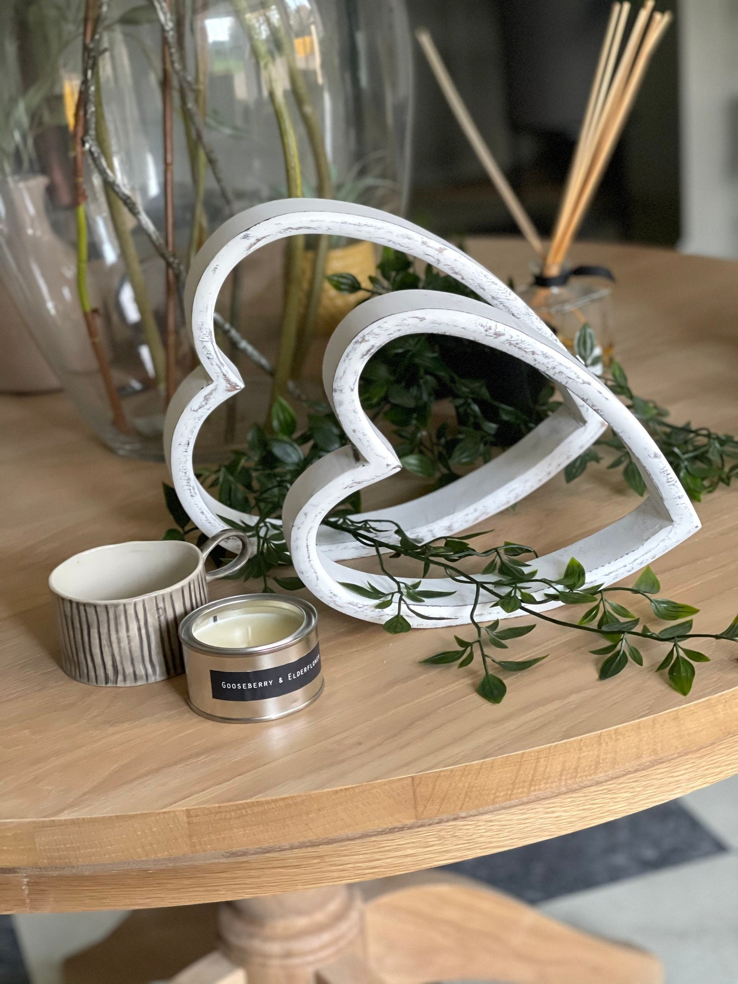 Set of 2 sleeping hearts, in distressed white wood