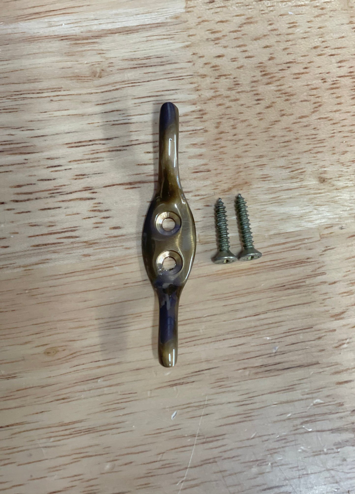 Roman blind metal cleat hook with 2 matching screws.  Available in 7 colours.