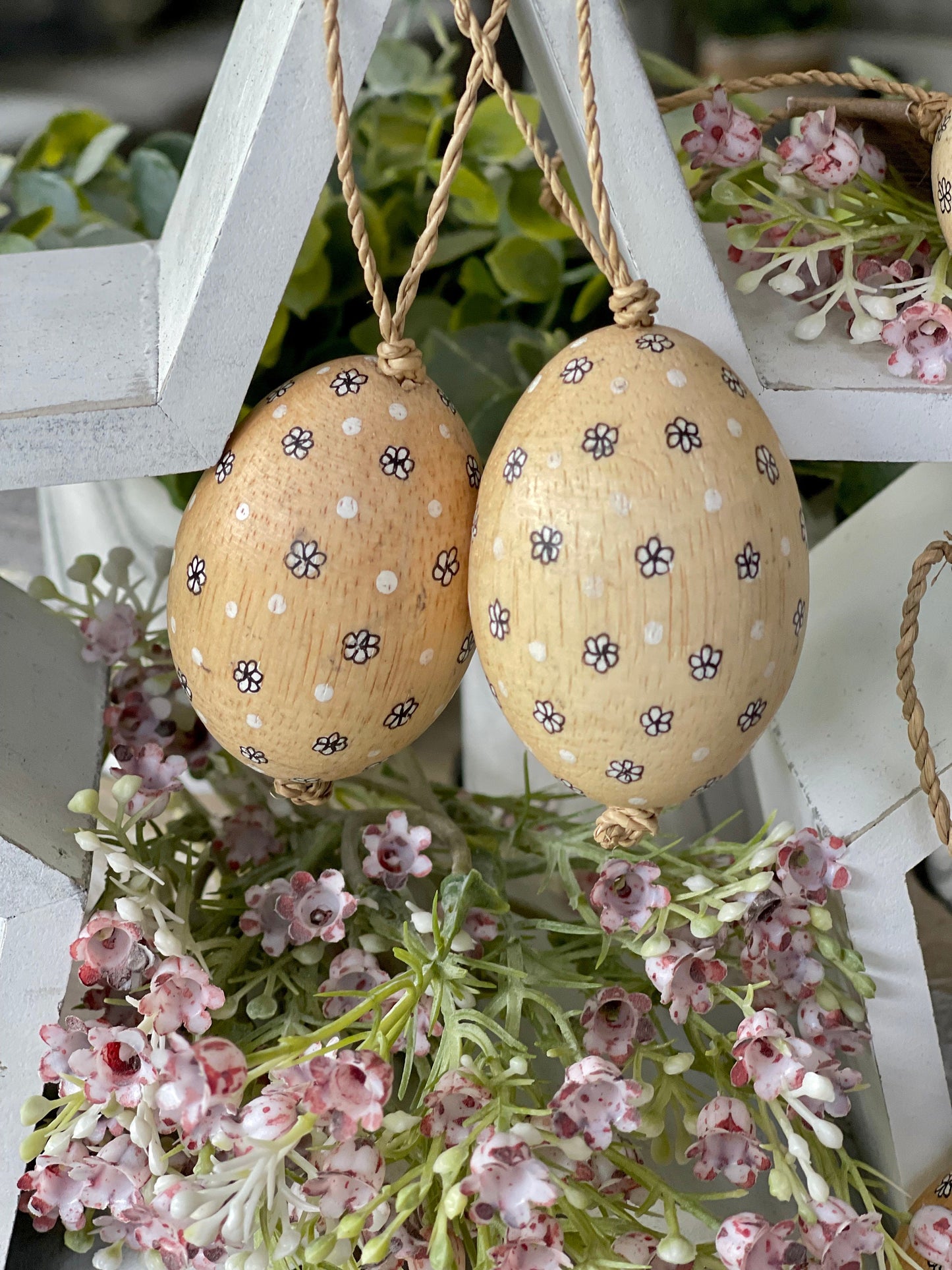Daisies Hanging Wooden Egg