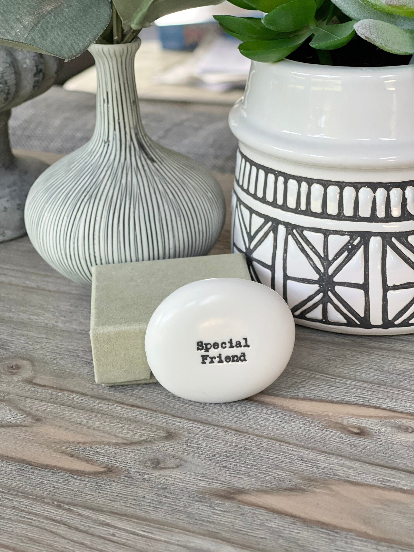 Porcelain Pebble with Giftbox - Special Friend